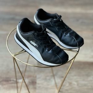 Boys Puma tie-less boys sneakers. Size 1C (8 inches toe to heel)